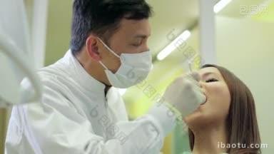 <strong>画像</strong>快乐的亚洲妇女作为病人微笑在牙医工作室的人和口腔卫生